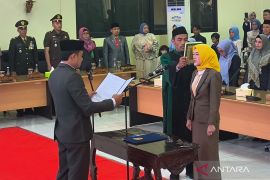 Hj Suryatin Hidayah  PAW anggota DPRD HST gantikan Hendra Suriadi