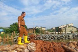 Cegah banjir meluas, Pemkot Tangerang bangun tanggul sementara