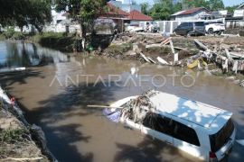Hujan lebat akibatkan banjir di Mataram Page 3 Small
