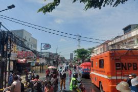 Jalan Raya Cipondoh depan Ciledug Indah Tangerang masih banjir