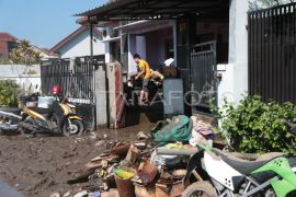 Hujan lebat akibatkan banjir di Mataram Page 2 Small