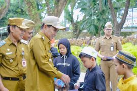 Ratusan anak yatim piatu HSS terima santunan