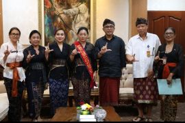 Wali Kota Denpasar Kukuhkan Bunda Literasi Periode 2025--2030
