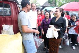 Pemkot Denpasar Bagikan 300 Tas Ramah Lingkungan di Pasar Sanglah