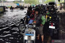 Pengendara kesulitan mencari jalan alternatif hindari banjir di Jakbar