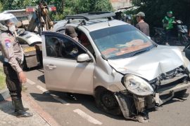 Mobil hantam tembok pembatas di Kembangan Jakbar