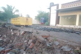 DLH Mataram anggarkan Rp100 juta perbaikan tembok TPST jebol akibat banjir