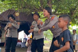 Polres Flores Timur melakukan pemulihan trauma anak korban erupsi