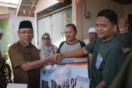 Progul Padang Sigap, Wawako Maigus Nasir serahkan bantuan bagi 15 KK korban kebakaran