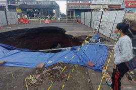 Jalan amblas di jalur Denpasar-Gilimanuk Bali