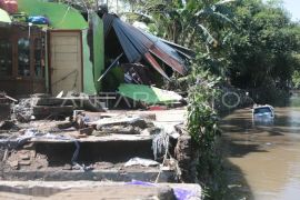 Hujan lebat akibatkan banjir di Mataram Page 4 Small