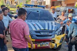 Mobil Dinas Polri tabrak dua kendaraan, kasus berakhir damai