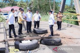 Wali kota bersama DPRD Sumut meninjau sekolah rakyat dan jembatan rusak di Padangsidimpuan