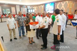 Pemprov Papua Barat salurkan dana hibah Rp45,8 miliar