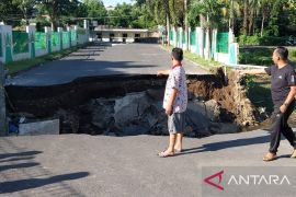 Jalanan di  Bangkok Thailand amblas sedalam 50 meter
