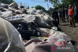 Pemkab Cirebon mengangkut 30 ton sampah dari TPS liar Kedawung