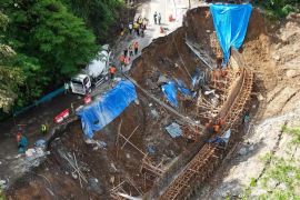 BPJN Lampung pasang "retaining wall" untuk tangani longsor lintas Liwa-Krui
