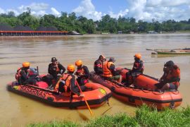 Basarnas  cari korban kapal motor tertabrak tongkang di Sungai Barito