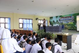 Ditlantas Polda Malut sosialisasikan tertib berlalu lintas di SMAN 1 Kota Ternate
