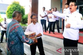 Pemprov Maluku salurkan bantuan bagi korban gempa di Kecamatan Amalatu
