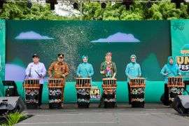 Semarakkan HKG ke-53, Tri Tito Resmi Buka Pameran Festival UMKM 2025