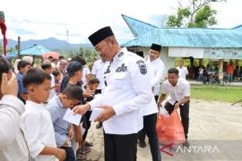 Santuni anak yatim di Sipolupolu, Bupati Madina tekankan pengawasan anak