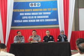 BNN memberikan penyuluhan bahaya narkoba di Lapas Singkawang