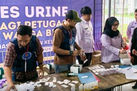 Lapas Karawang gelar tes urine untuk seluruh petugas dan warga binaan cegah penyalahgunaan narkotika