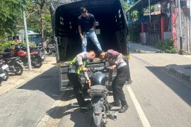 Polres Manggarai Barat menertibkan parkir liar di Labuan Bajo