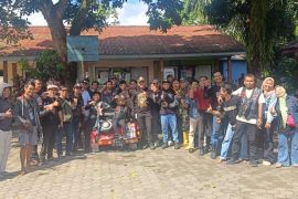 Paguyuban Vespa Lombok Timur salurkan bantuan untuk korban banjir Mataram