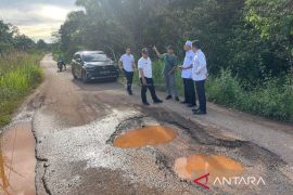 Wabup Bangka Barat memantau kondisi jalan hingga pelosok