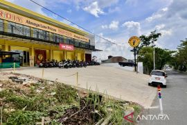Parkiran mobil depan toko MR D.I.Y Balangan dianggap bahayakan pengendara