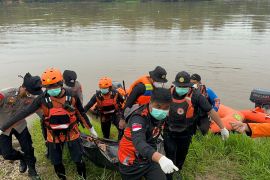 Tim SAR gabungan temukan dua korban kapal motor tertabrak tongkang