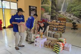 Sekar Bulog NTB salurkan bantuan pangan untuk korban banjir di Mataram