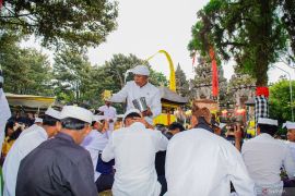 Upacara Piodalan Pura Mandara Giri Semeru Agung
