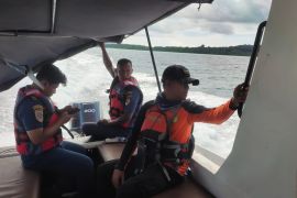 Tim SAR gabungan  evakuasi penumpang KM Sumber Hidup 03