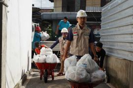 YBM PLN salurkan bantuan sembako bagi warga terdampak banjir di Mataram