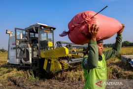 Indonesia orders tighter control on farm equipment aid