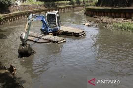 Jakarta keruk endapan lumpur  Sungai Ciliwung