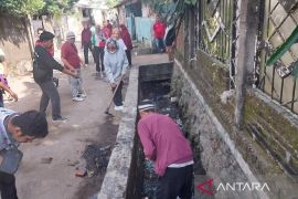 Anggota DPRD NTB gotong royong bersihkan sisa banjir Mataram