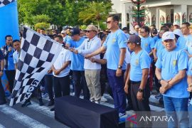 Jalan Sehat bersama masyarakat semarakkan Harkopnas di Kalteng