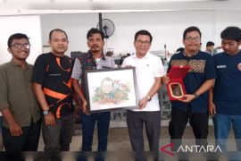 Forwakum Sumut beri cinderamata kepada Muttaqin Harahap sebagai simbol sinergitas