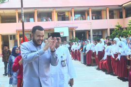 Wujudkan Progul Padang Juara,Wako Fadly Amran serahkan seragam dan LKS gratis