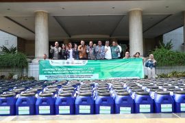 ECOTRU dan ASPEBINDO serahkan bantuan 500 Tong Komposter untuk Kota Administrasi Jakut