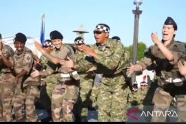 TNI dan prajurit Prancis kompak pamerkan Tari Pacu Jalur di Paris