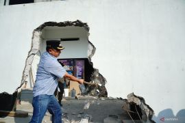 Pemkab Garut bongkar bangunan yang langgar aturan di jalur wisata