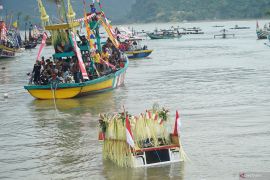 Tradisi larung Sembonyo di Pelabuhan Popoh Tulungagung