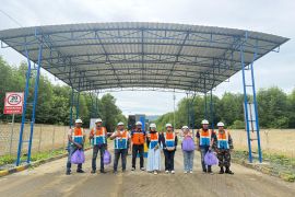 Pelindo Batulicin bagikan makanan kepada sopir truk