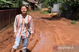 Pemkab Cianjur membangun jalan rusak selama lima tahun ke depan