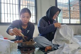 Goresan batik tulis WBP Lapas Perempuan Pontianak menuju kemandirian